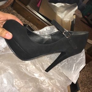 Black mary jane heels